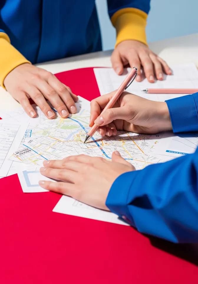 Equipe desenvolvendo estratégia de mercado